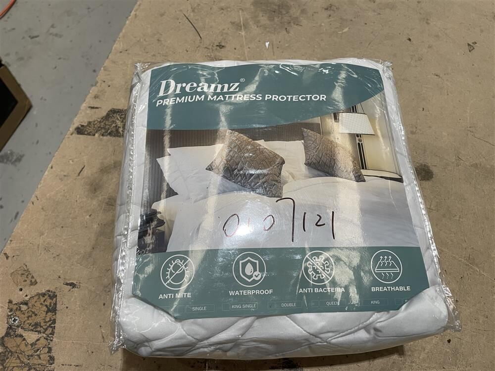 DreamZ Fully Fitted Waterproof Bamboo Fibre Mattress Protector in Double Size